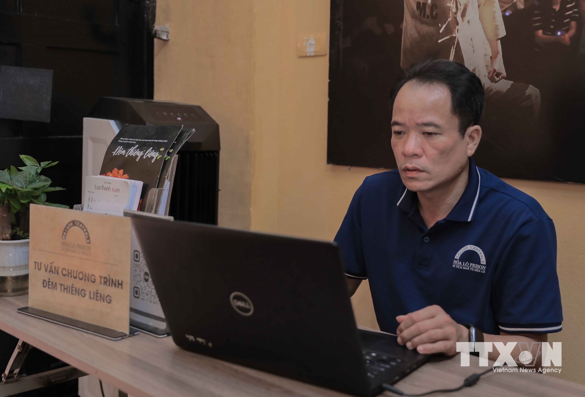 Cán bộ, nhân viên ứng dụng công nghệ thông tin vào công tác quản lý và đăng ký tour đêm, góp phần nâng cao hiệu quả phục vụ du khách. (Ảnh: Phan Phương/TTXVN)